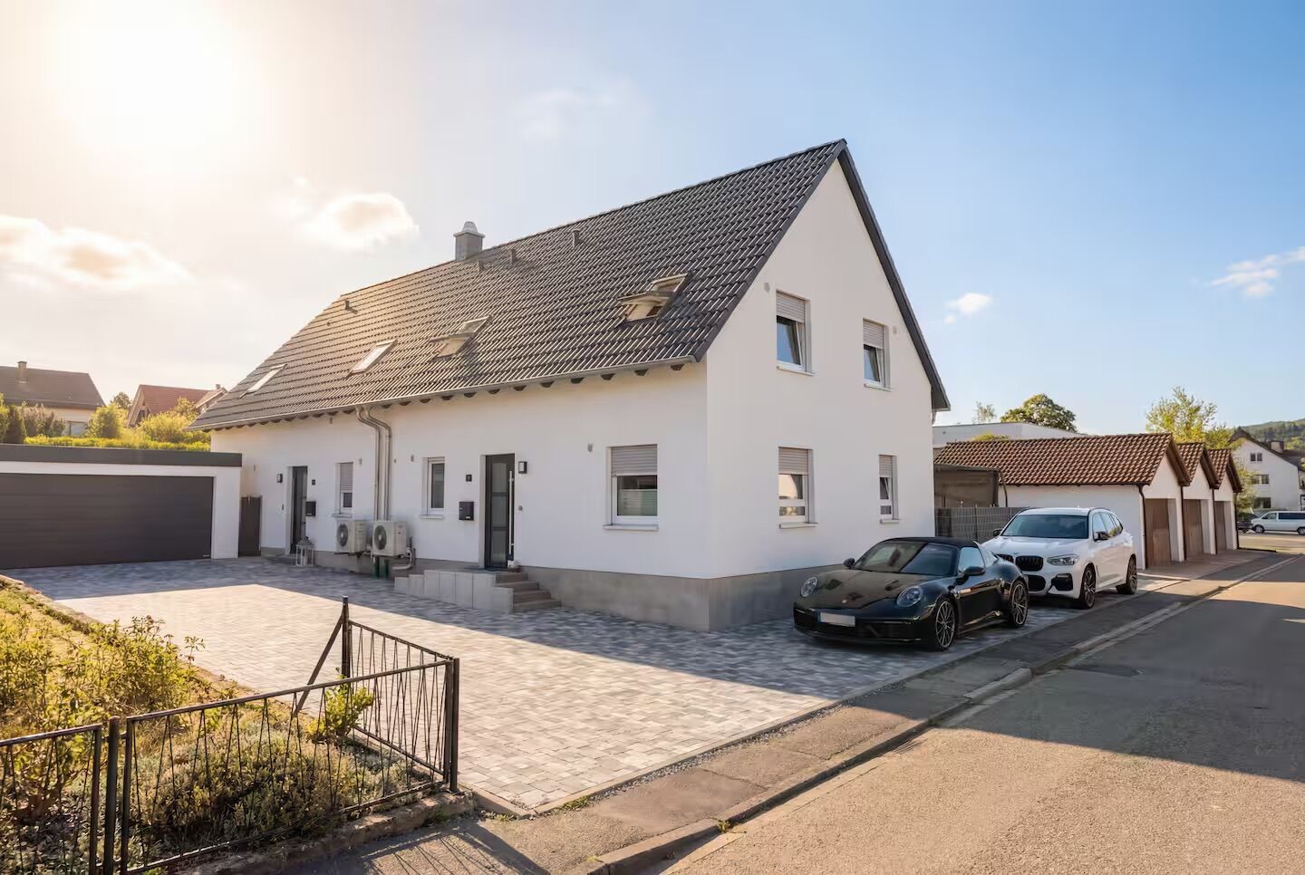 Außenansicht der Kutscherweg Suites mit zwei großen Stellplätzen direkt am Haus