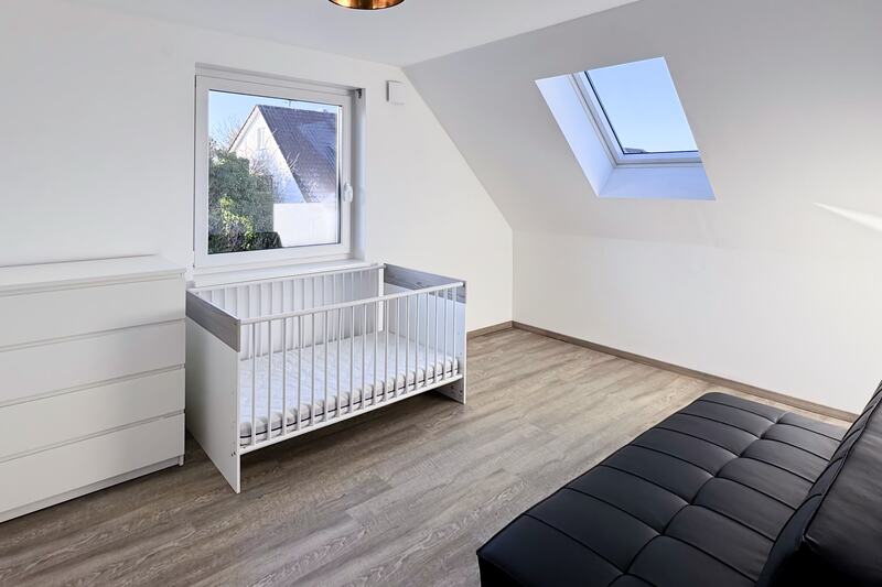Drittes Schlafzimmer mit Babybett — ideal für Familien